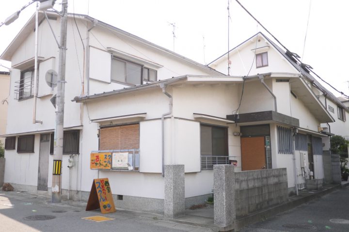 校舎は一軒家