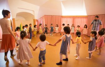 季節の歌と身体を動かしながら遊ぶ