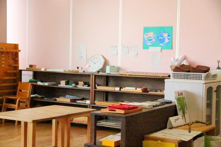 教具が整理されて並ぶ教室