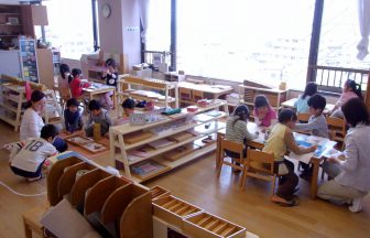 大きな窓から明るい光が入る部屋