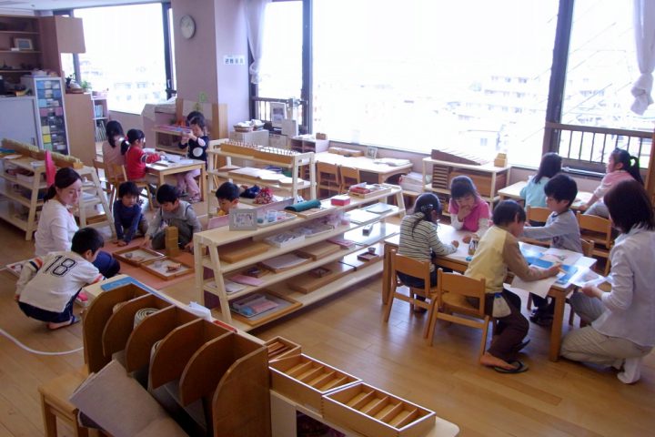 大きな窓から明るい光が入る部屋