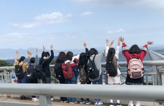 空に向かってバンザイ！